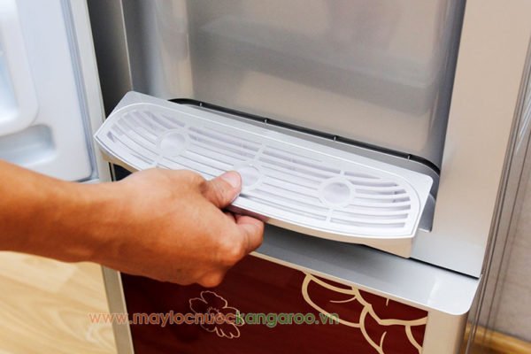 Khay hứng nước thừa tháo lắp dễ dàng, sạch sẽ.
