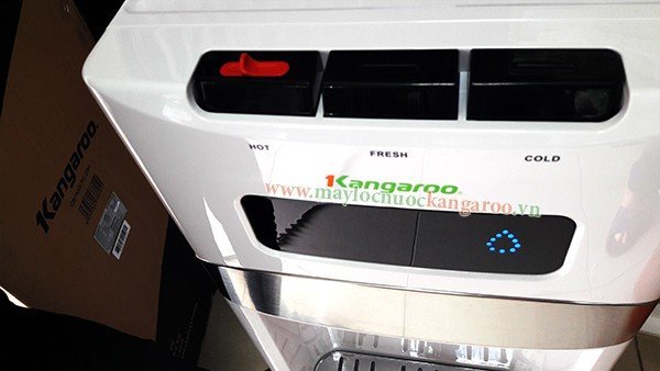 3 công tắc nước đặt phía trên. Vòi nóng có khoá an toàn