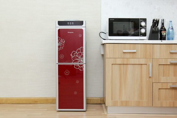 Hình ảnh cây nước nóng lạnh Kangaroo KG40H trong phòng