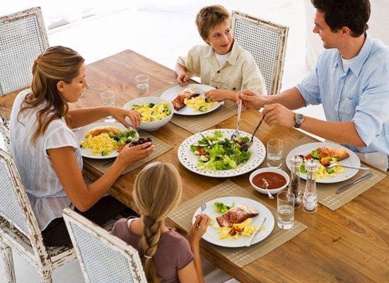 Uống nước trong khi ăn, nên hay không?