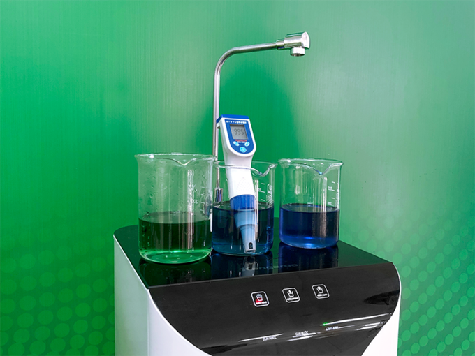Nước Hydrogen ion kiềm từ máy lọc nước Kangaroo được đo bằng bút chuyên dụng.