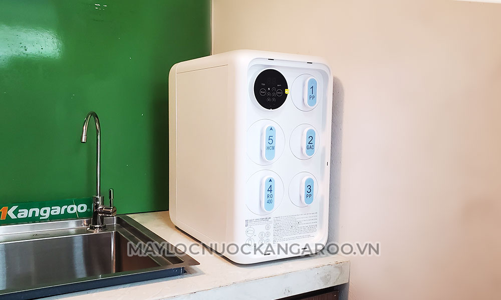 Hình ảnh hệ thống lõi lọc máy lọc nước KG400HU đặt trên mặt bàn bếp