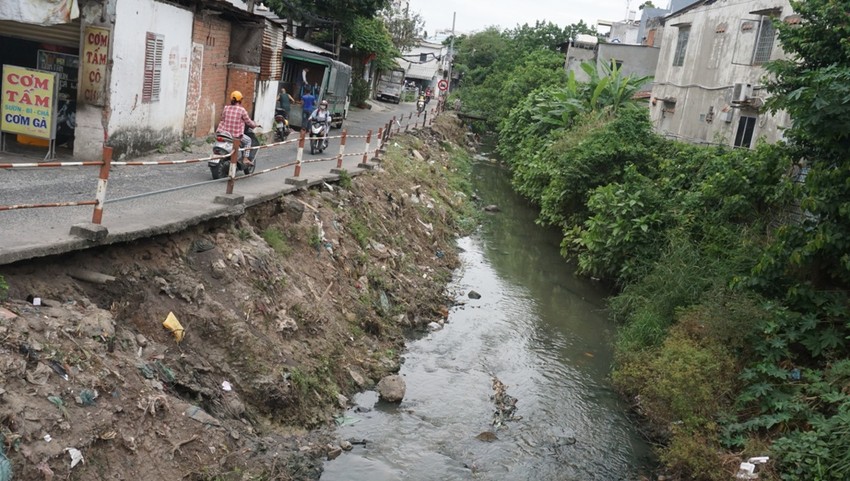 Tương tự, con kênh trên đường Phạm Văn Bạch (phường 15, quận Tân Bình) cũng bốc mùi với rác thải hai bên bờ.