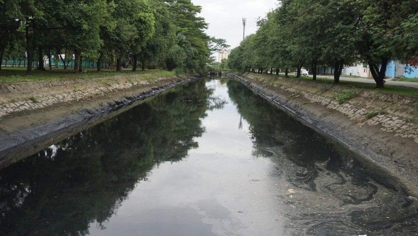 Kênh đường 19-5B (đoạn trong Khu công nghiệp Tân Bình, quận Tân Phú) cũng có dòng nước đen ngòm.
