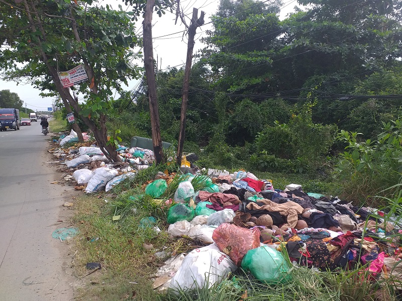 Trên tuyến đường Lã Xuân Oai xuất hiện các bãi rác thải tự phát, khiến hình ảnh khu vực này trở nên nhếch nhác, ảnh hưởng đến môi trường